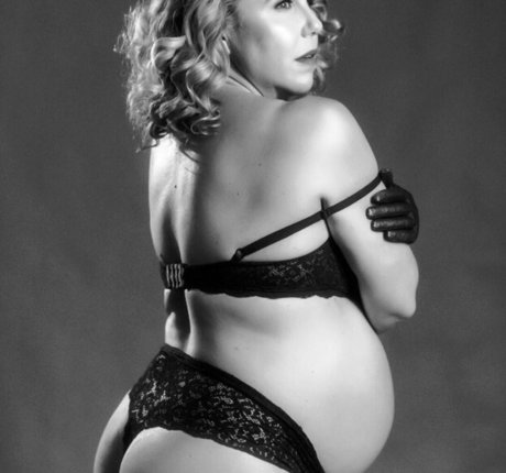 Nacktes geleaktes OnlyFans-Foto von Pregnant Women