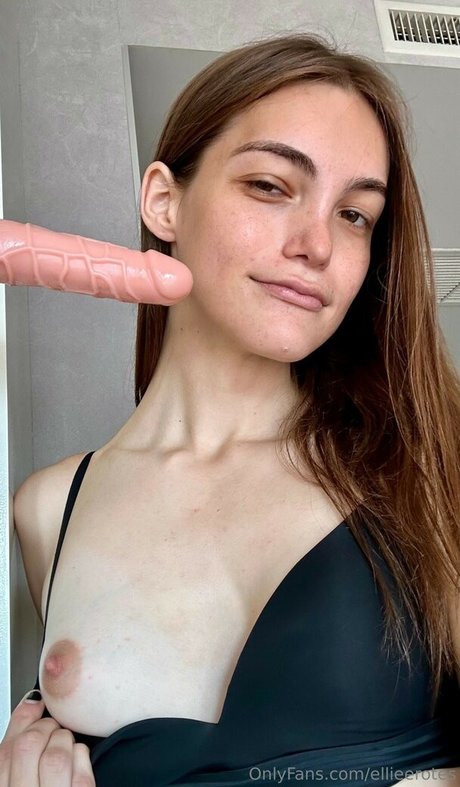 Nacktes geleaktes OnlyFans-Foto von Ellieerotes