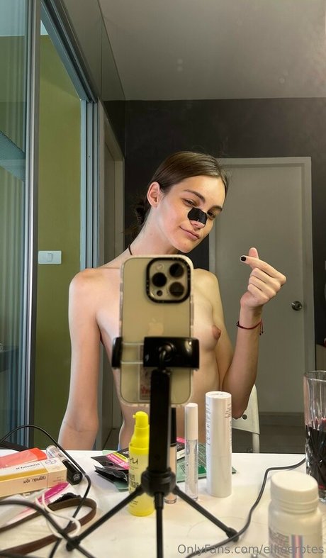 Nacktes geleaktes OnlyFans-Foto von Ellieerotes