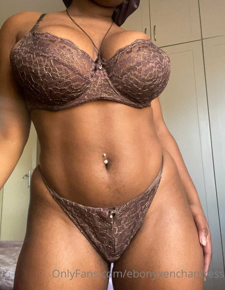 Nacktes geleaktes OnlyFans-Foto von Ebonyxenchantress