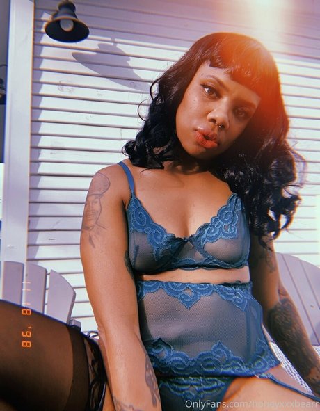 Nacktes geleaktes OnlyFans-Foto von Honeyxxxbearr