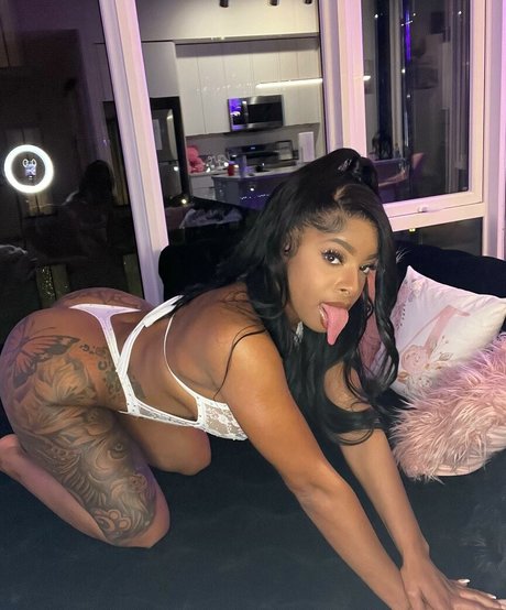 Nacktes geleaktes OnlyFans-Foto von Long Tongue Fetish