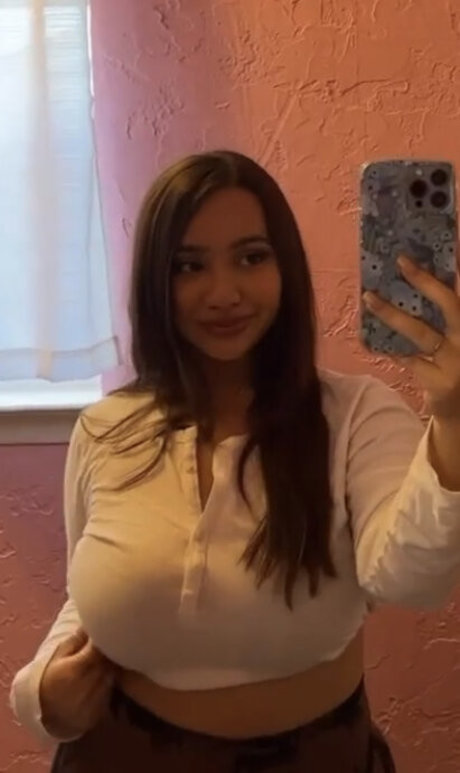 Nacktes geleaktes OnlyFans-Foto von Ellie Johnston