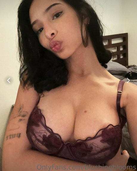 Nacktes geleaktes OnlyFans-Foto von Blushingblooms