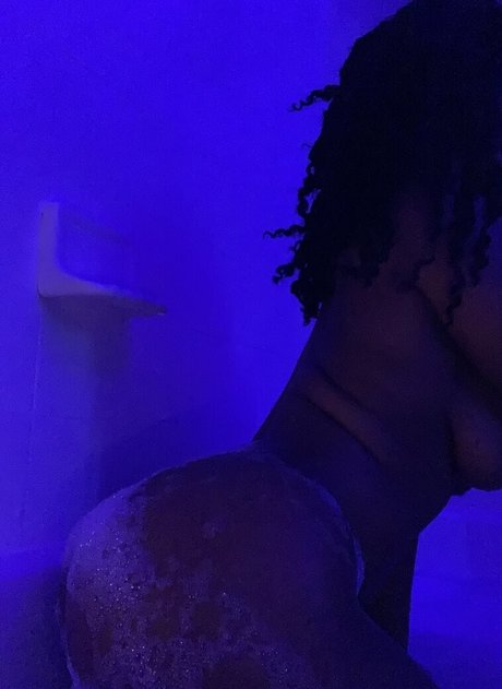 Nacktes geleaktes OnlyFans-Foto von Lezblueprnt