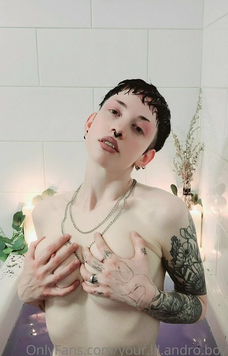 Nacktes geleaktes OnlyFans-Foto von Yourlilandroboy
