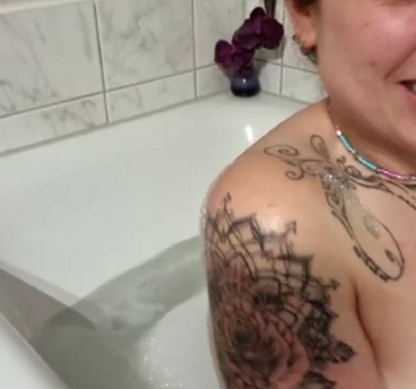Nacktes geleaktes OnlyFans-Foto von Lunaticminx