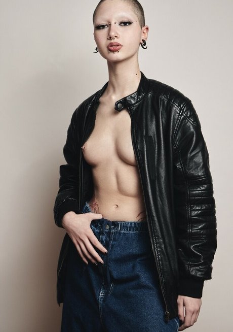 Nacktes geleaktes OnlyFans-Foto von Punkdoberman