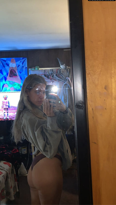 Nacktes geleaktes OnlyFans-Foto von Alyssa Bryanne