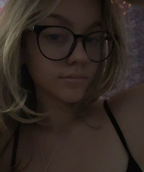 Nacktes geleaktes OnlyFans-Foto von Shaylavigne