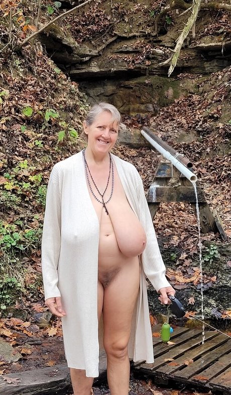 Nacktes geleaktes OnlyFans-Foto von Busty Petra