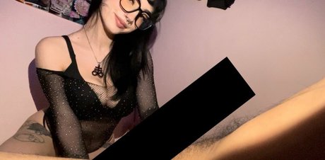 Nacktes geleaktes OnlyFans-Foto von Emilyy Manson