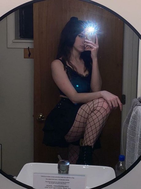 Nacktes geleaktes OnlyFans-Foto von Trashpotatopie