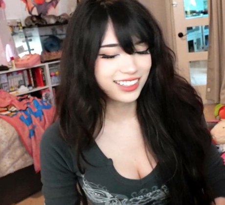 Nacktes geleaktes OnlyFans-Foto von Emiru