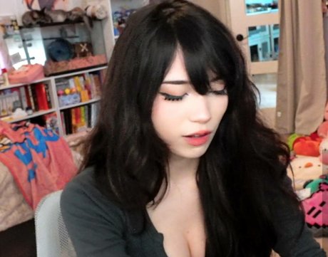 Nacktes geleaktes OnlyFans-Foto von Emiru
