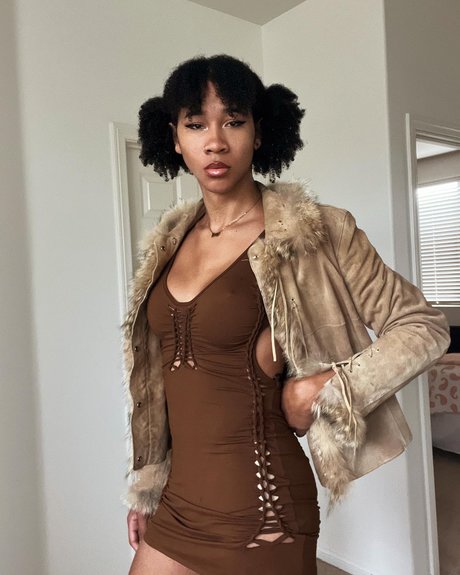 Nacktes geleaktes OnlyFans-Foto von Sage Introspekt