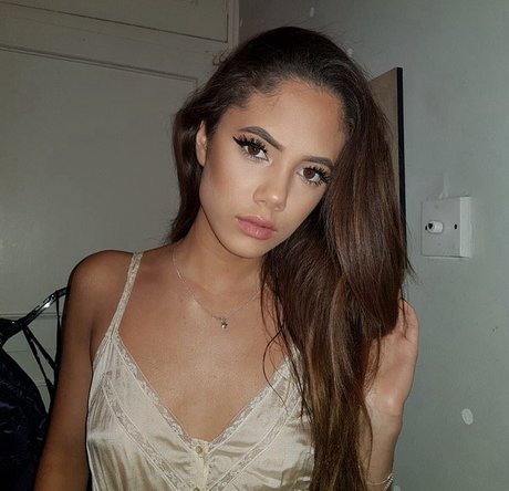 Nacktes geleaktes OnlyFans-Foto von Saoirse Alicia Behzadi