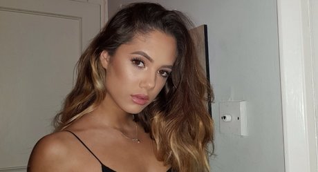 Nacktes geleaktes OnlyFans-Foto von Saoirse Alicia Behzadi