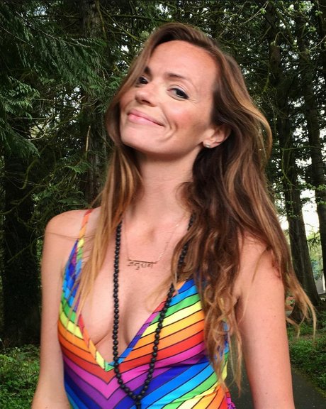 Nacktes geleaktes OnlyFans-Foto von Emily Hart