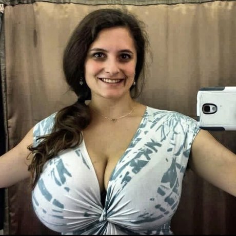 Nacktes geleaktes OnlyFans-Foto von Avery Milla