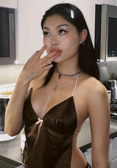 Nacktes geleaktes OnlyFans-Foto von Alina Lin