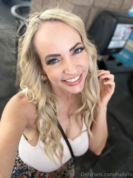 Nacktes geleaktes OnlyFans-Foto von Hxllytv