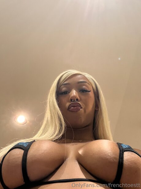 Nacktes geleaktes OnlyFans-Foto von Frenchtoestt