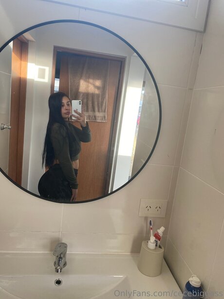 Nacktes geleaktes OnlyFans-Foto von Cecebiggass