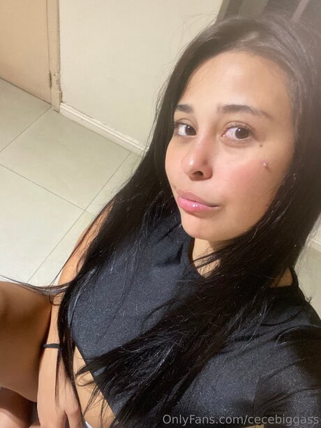 Nacktes geleaktes OnlyFans-Foto von Cecebiggass