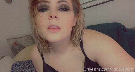 Nacktes geleaktes OnlyFans-Foto von Honeysperm