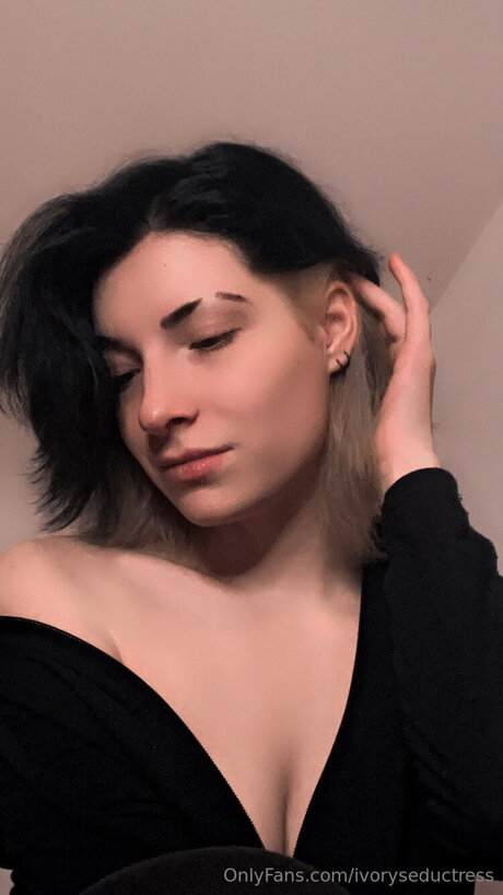Nacktes geleaktes OnlyFans-Foto von Ivoryseductress