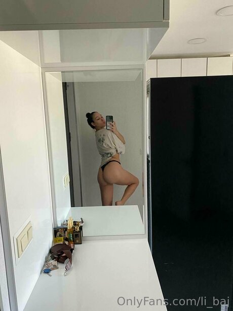 Nacktes geleaktes OnlyFans-Foto von Li Baj