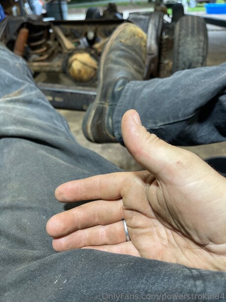 Nacktes geleaktes OnlyFans-Foto von Powerstrokin84