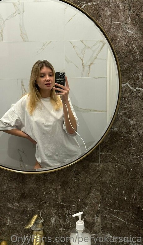 Nacktes geleaktes OnlyFans-Foto von Pervokursnica