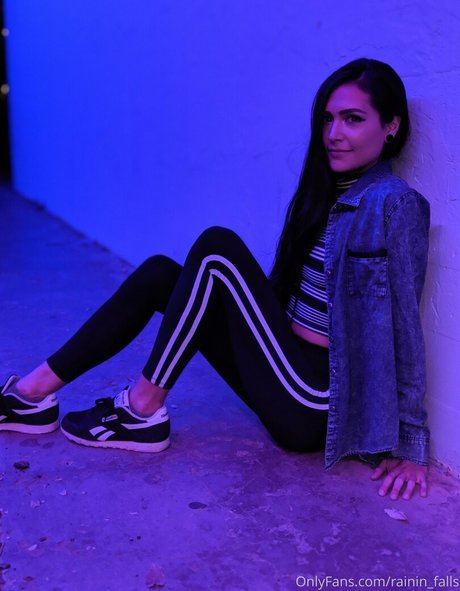 Nacktes geleaktes OnlyFans-Foto von Raininfalls