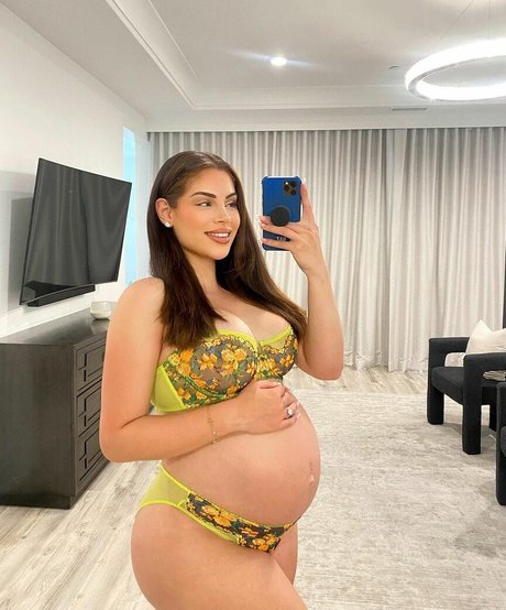 Nacktes geleaktes OnlyFans-Foto von Nazanin Kavari