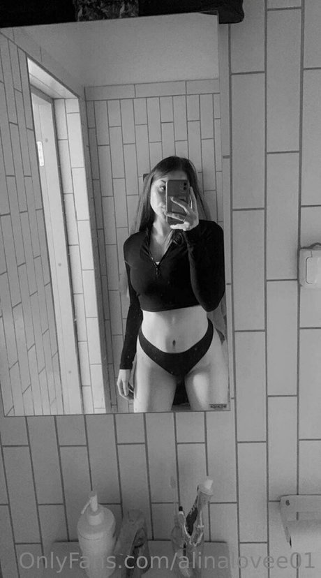 Nacktes geleaktes OnlyFans-Foto von Alinaloveefree