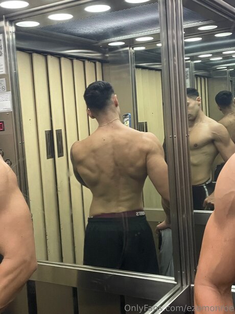 Nacktes geleaktes OnlyFans-Foto von Ezemonroe