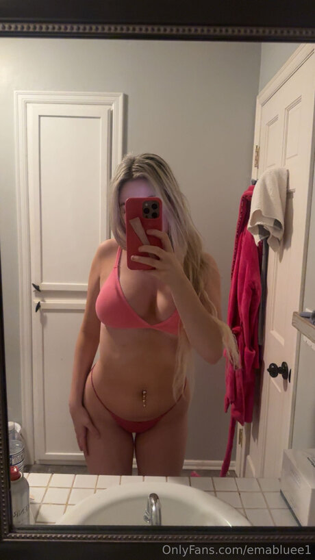 Nacktes geleaktes OnlyFans-Foto von Emabluee1