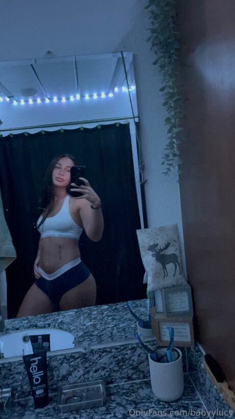 Nacktes geleaktes OnlyFans-Foto von Babyylucy