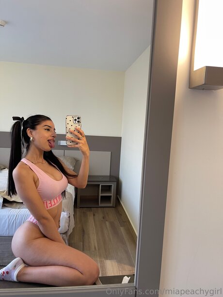 Nacktes geleaktes OnlyFans-Foto von Miapeachygirl