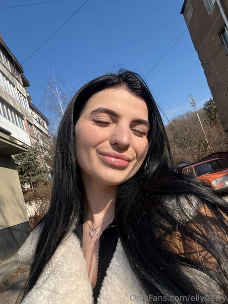 Nacktes geleaktes OnlyFans-Foto von Ellyberry