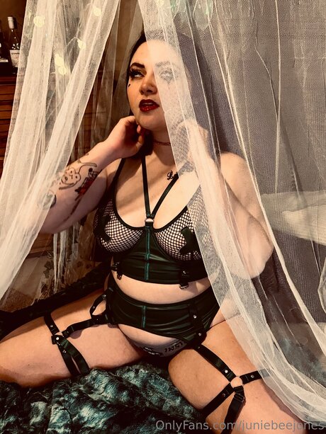 Nacktes geleaktes OnlyFans-Foto von Juniebeejones