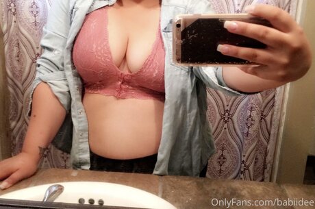 Nacktes geleaktes OnlyFans-Foto von Babiidee