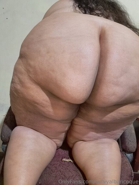 Nacktes geleaktes OnlyFans-Foto von Curvyalbaricoque