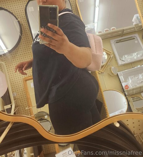 Nacktes geleaktes OnlyFans-Foto von Missniafree