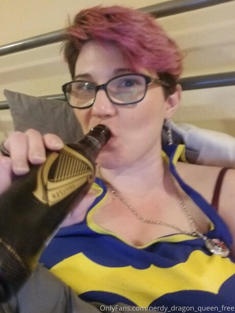 Nacktes geleaktes OnlyFans-Foto von Nerdy Dragon Queen Free