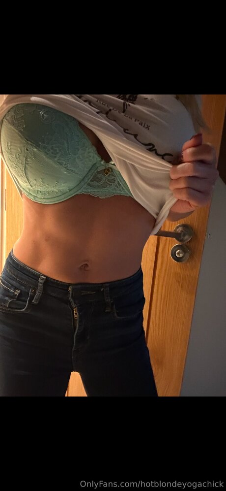 Hotblondeyogachick