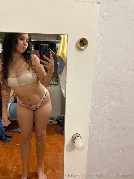Nacktes geleaktes OnlyFans-Foto von Coneejiitaa69
