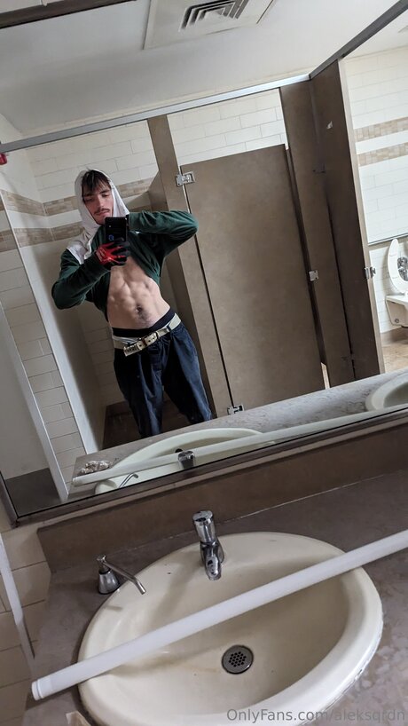 Nacktes geleaktes OnlyFans-Foto von Aleksqrdn